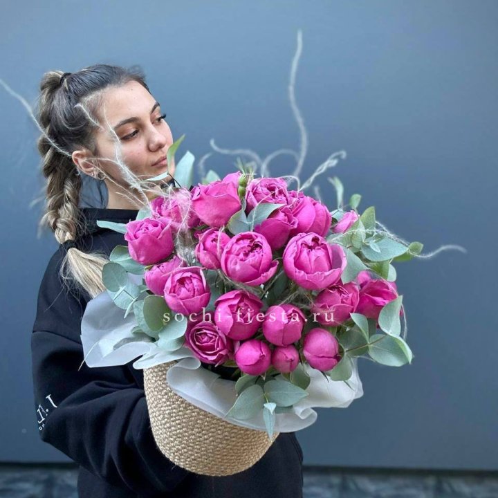 Пионовидные розы  в джутовом кашпо  в Твери