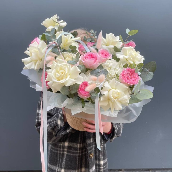 Кашпо с розами в Твери