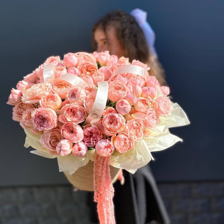 Кустовые розы Джульетта в джутовом кашпо в Твери