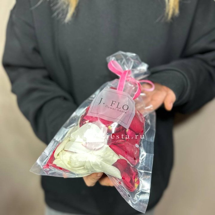 Лепестки роз в Твери