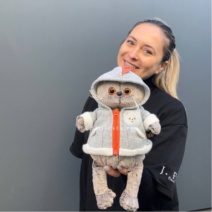 Кот Басик в толстовке в Твери