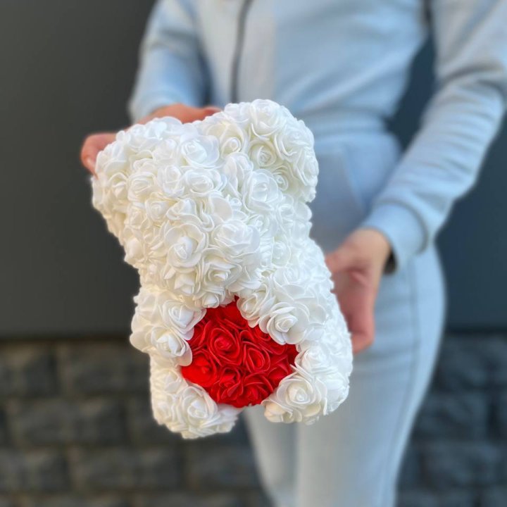 Медведь с красным седцем в Твери