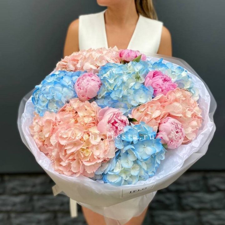 Дуобукет гортензии с пионами  в Твери
