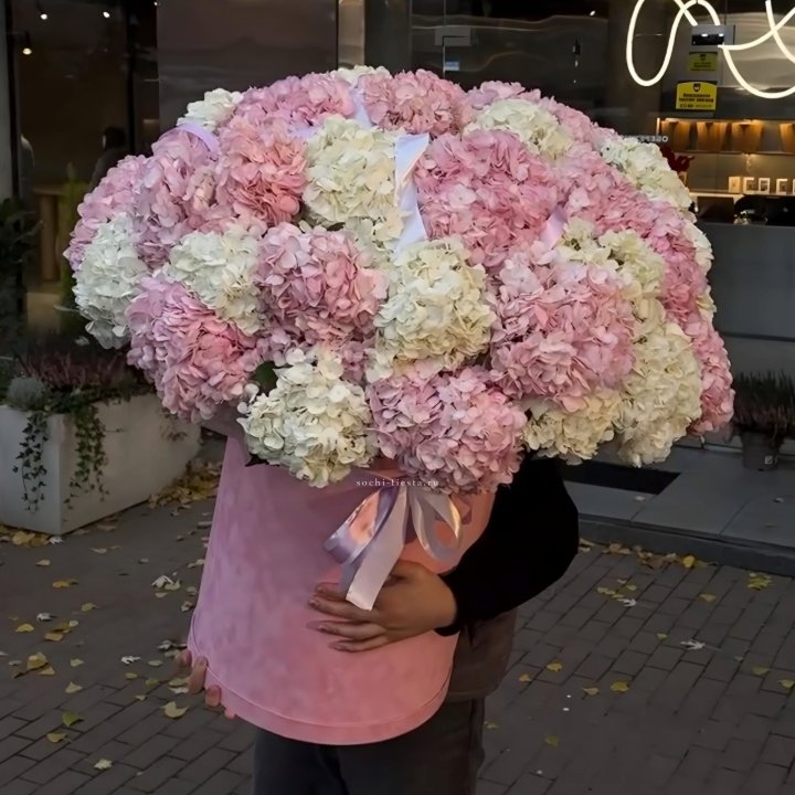 Дизайнерский цилиндр с гортензиями  в Твери