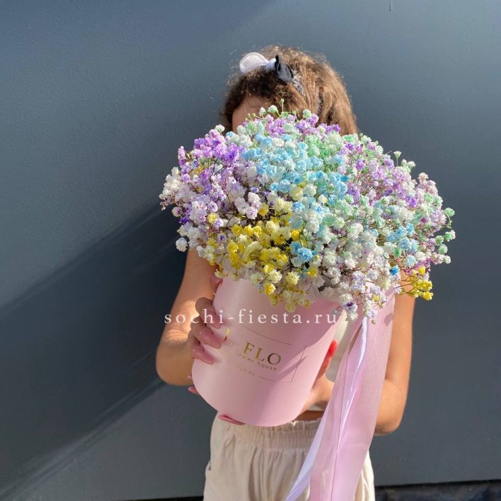 Радужные гипсофилы в шляпной коробке в Твери