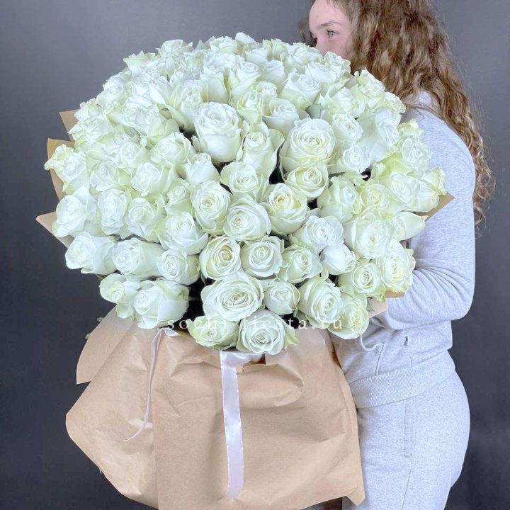 101 белая высокая импортная роза в Твери