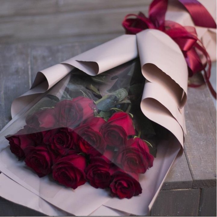 11 голландских роз в оформлении в Твери