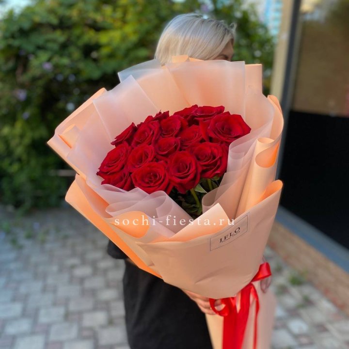 15 голландских роз в оформлении в Твери