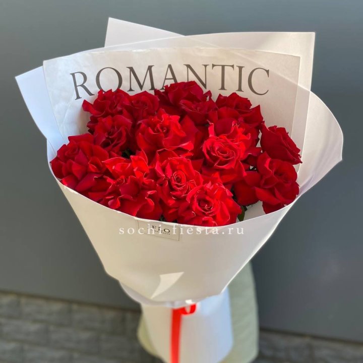 19 высоких роз в оформлении в Твери