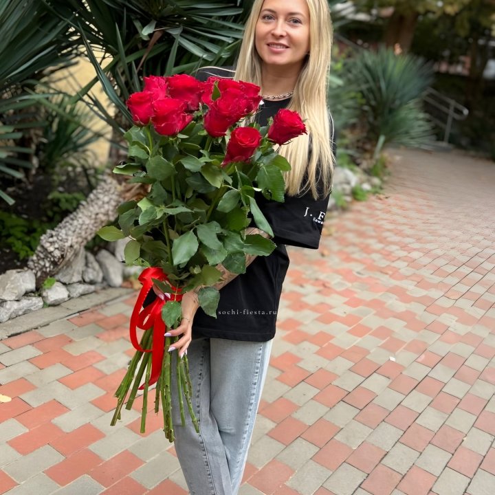 15 высоких красных роз в Твери