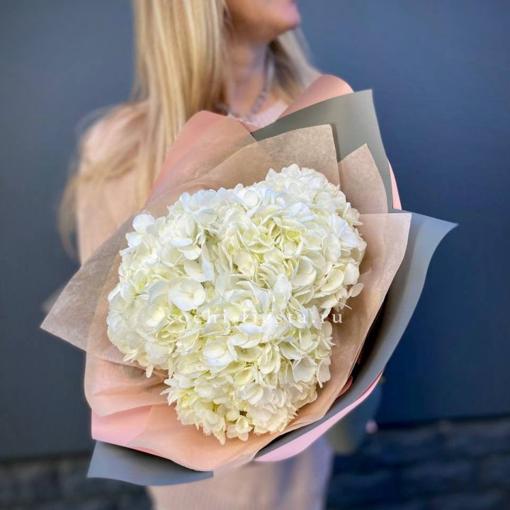Букет из трёх белых гортензий в Твери