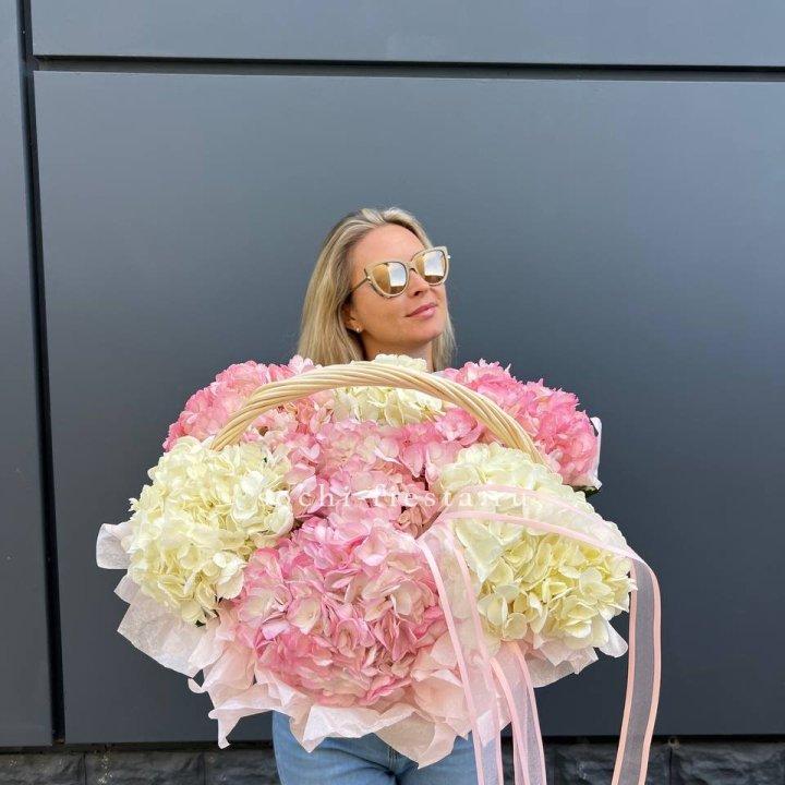 7 гортензий в корзине в Твери