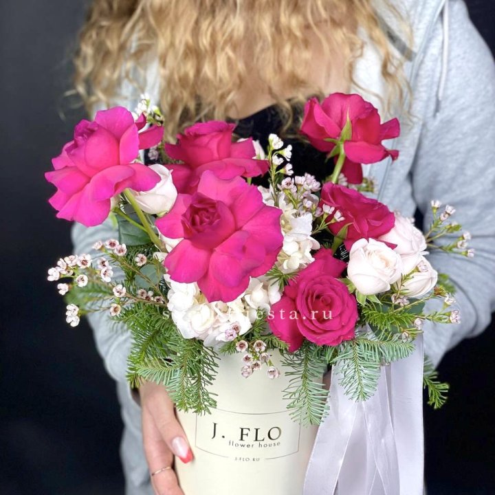 Новогодняя композиция в коробке пинк розе в Твери