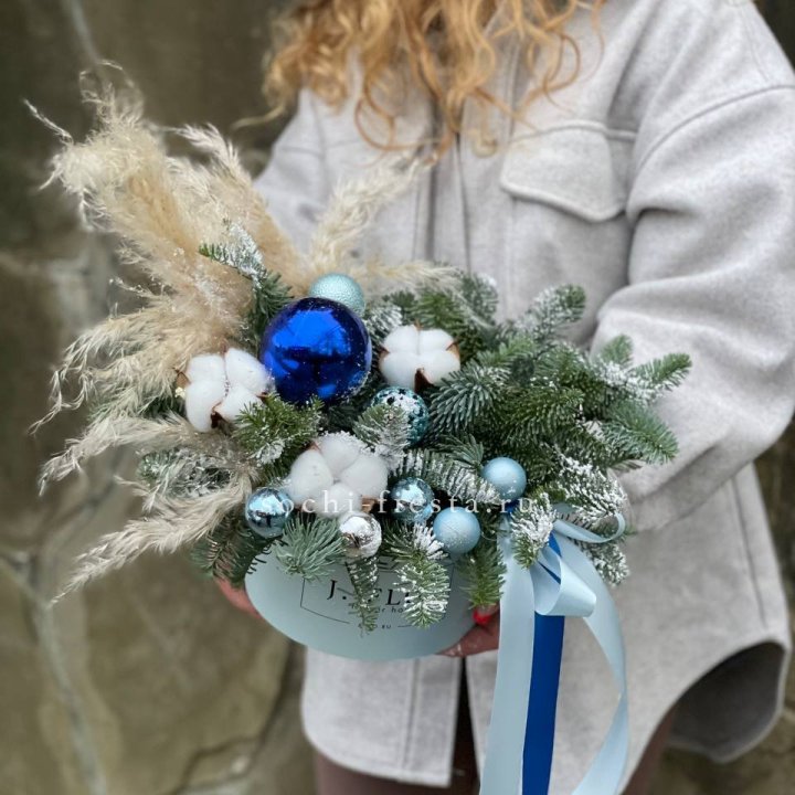 Новогодняя композиция в коробке блю в Твери