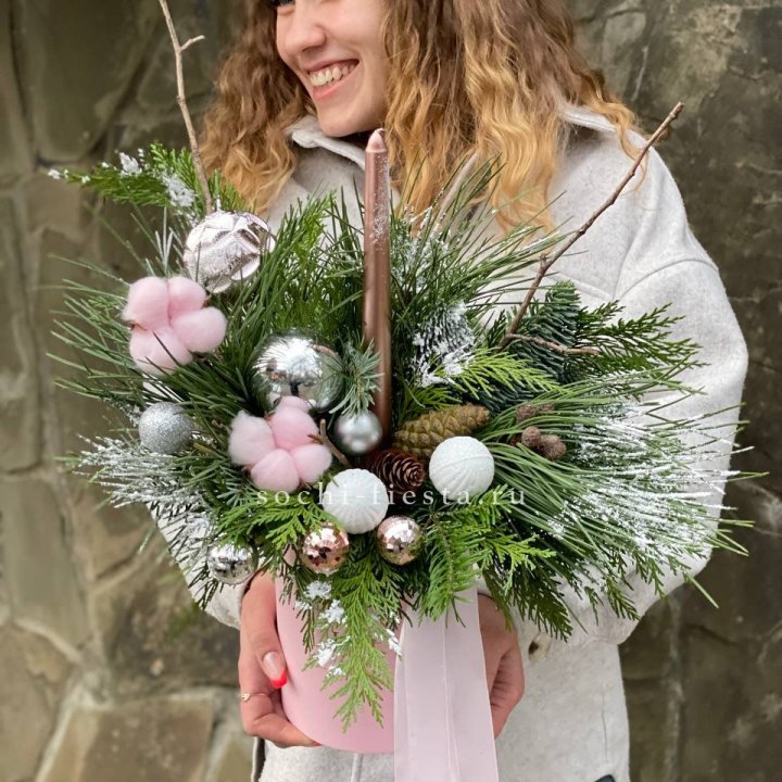 Новогодняя композиция в коробке пинк в Твери