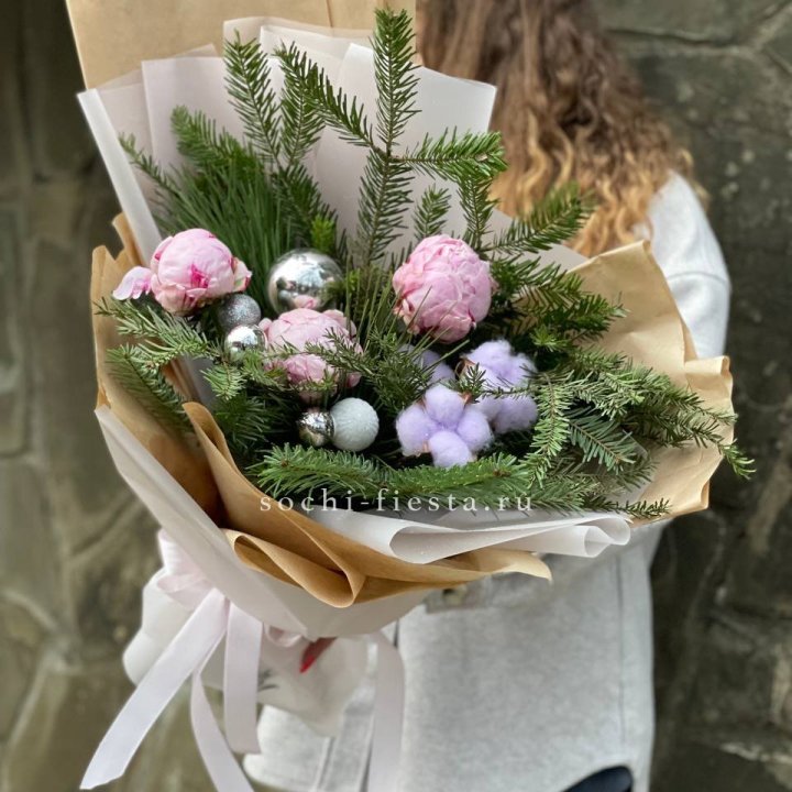 Новогодний букет с пионами  в Твери