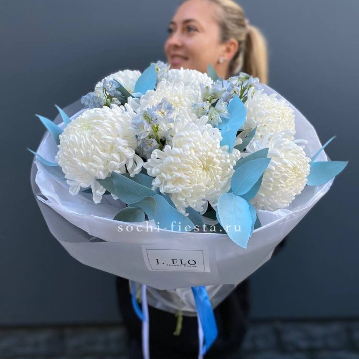 Букет хризантем Бигуди и дельфиниума  в Твери