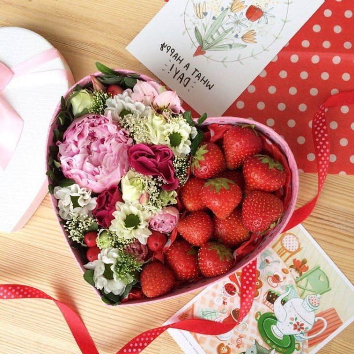 Бокс с клубникой и цветами в Твери