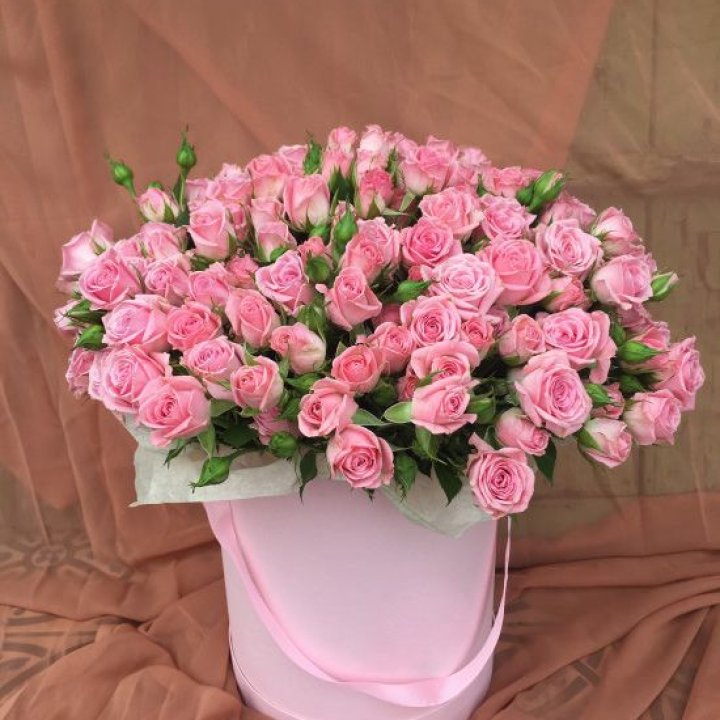 Кустовые розы в коробке в Твери