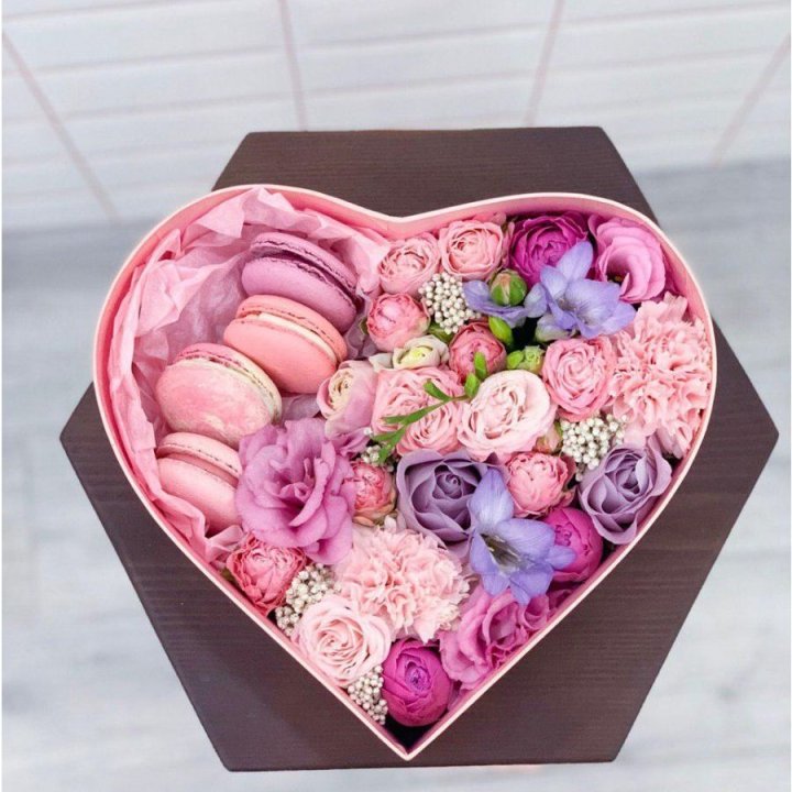 Бокс-сердце с макаронс  в Твери