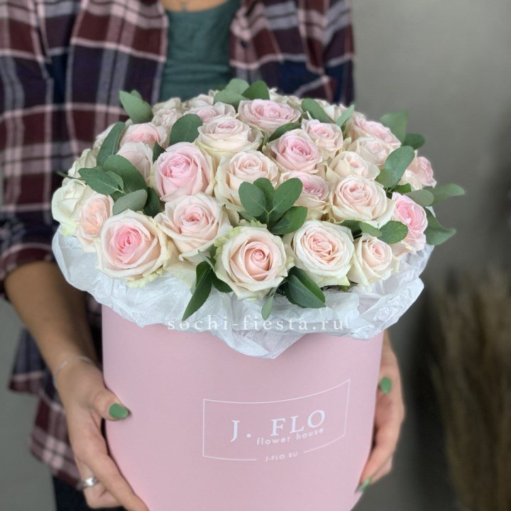 35 розовых роз в цилиндре в Твери