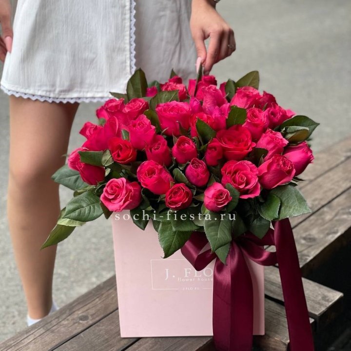 55 алых роз в кубе в Твери