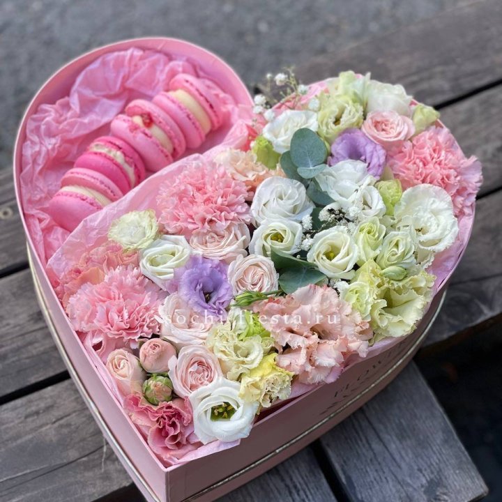 Бокс-сердце с макарон "Пинк" в Твери