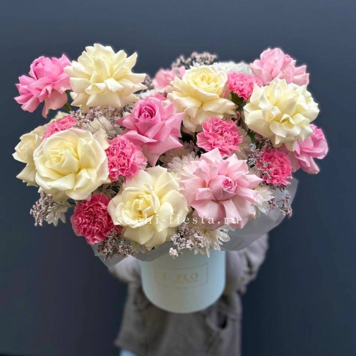 Коробка французских роз и диантусов "Бони" в Твери