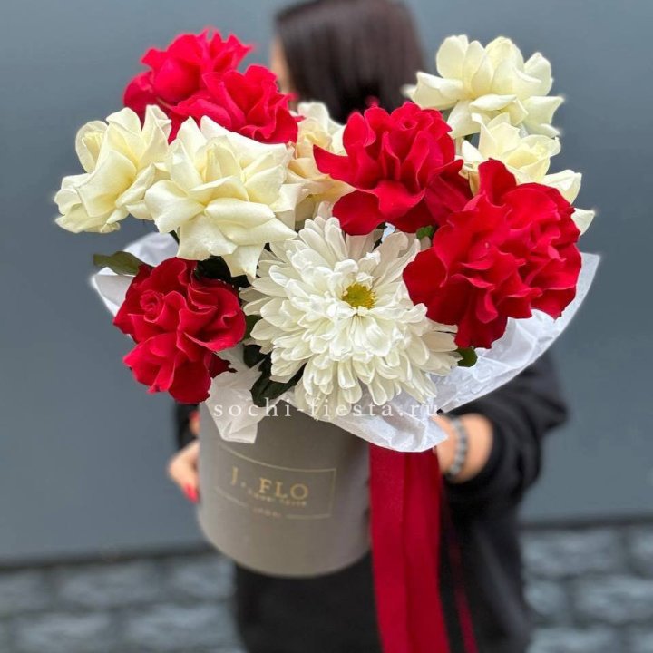 Французские розы с хризантемой в боксе в Твери