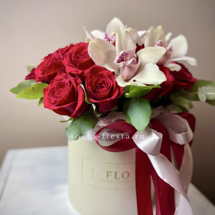 Розы и орхидеи в боксе в Твери