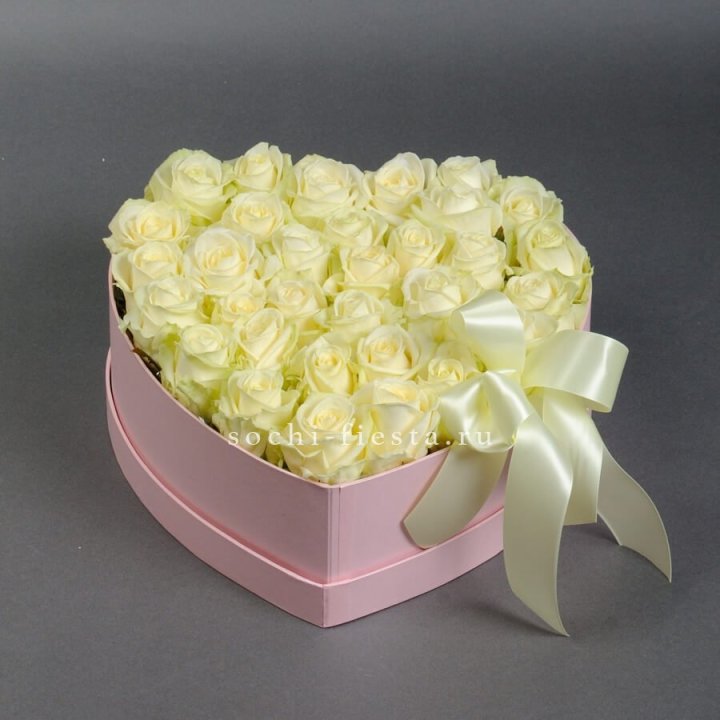 35 белых роз в коробке "Сердце" в Твери