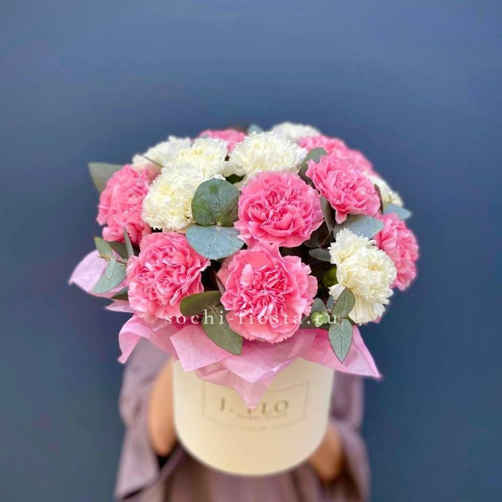 Диантусы в цилиндре в Твери