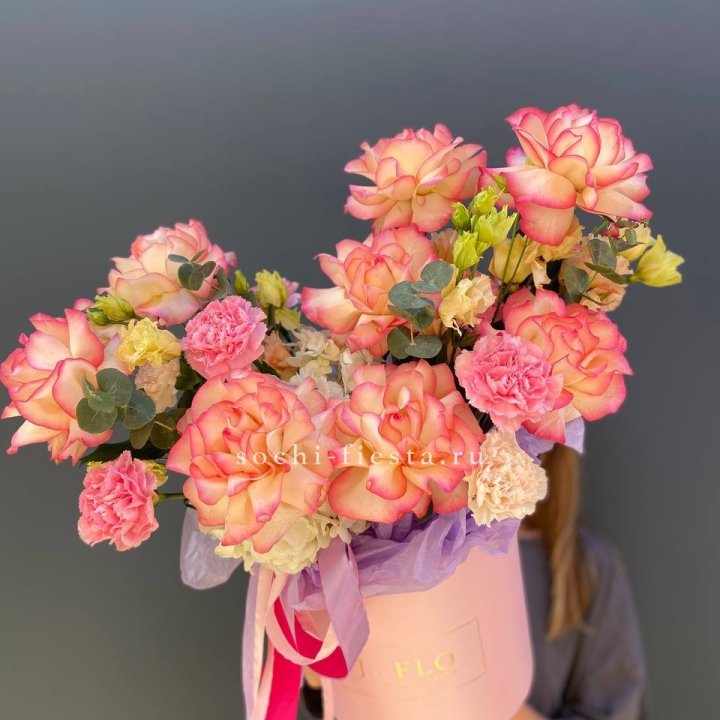 Бокс нежный с розами в Твери