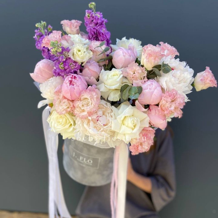 Дизайнерский цилиндр с пионами "Ривьера" в Твери