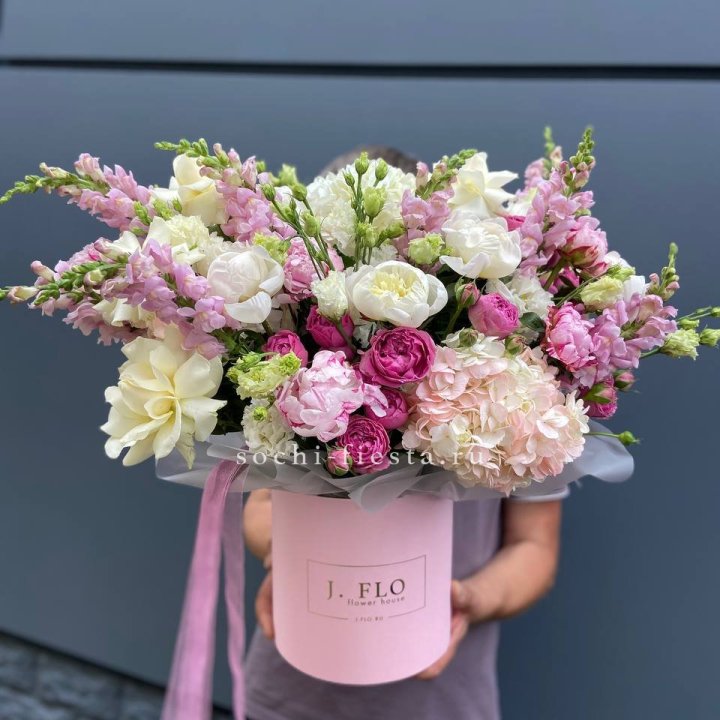 Дизайнерский цилиндр с пионами "Саманта" в Твери