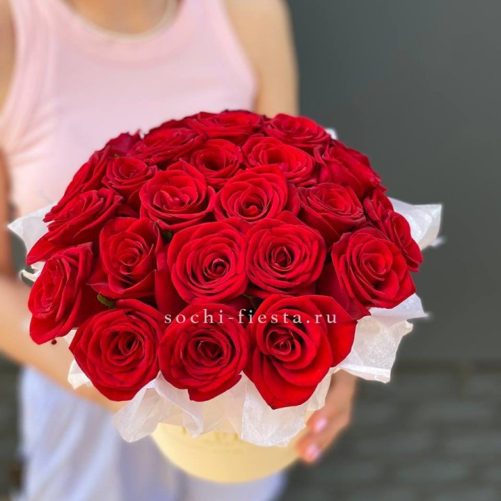 Красные розы в цилиндре в Твери