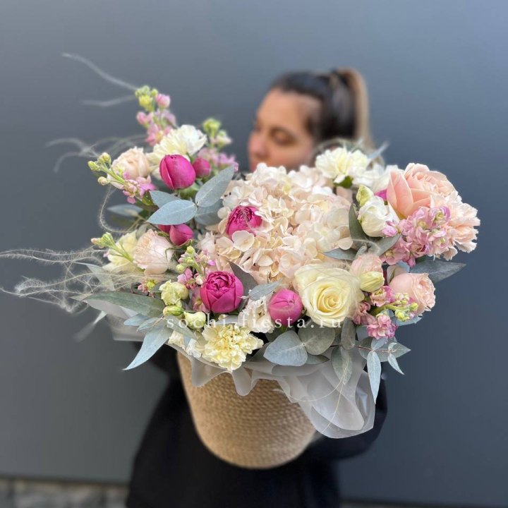 Цветочная композиция в джутовом боксе  в Твери