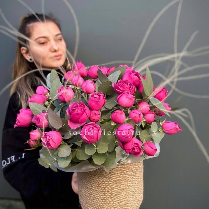 Пионовидные розы Мисти Бабблс в джутовом кашпо в Твери