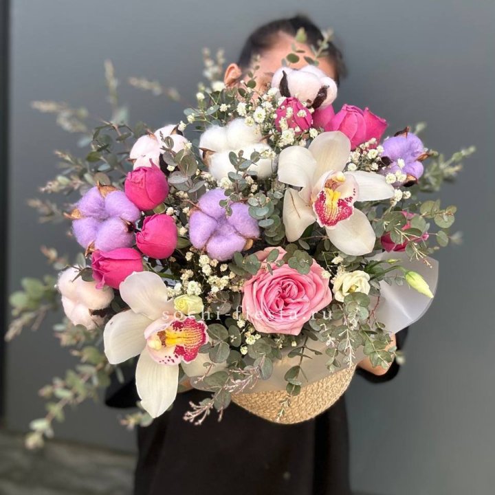 Орхидея и розы в джутовом кашпо в Твери