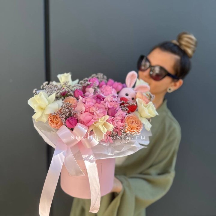 Дизайнерский цилиндр с игрушкой "Лола" в Твери