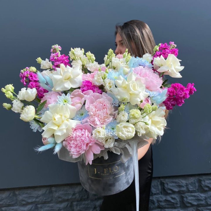 Дизайнерский цилиндр "Пионы гарден" в Твери