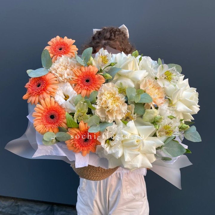 Розы и герберы в джутовом кашпо "Георгино" в Твери