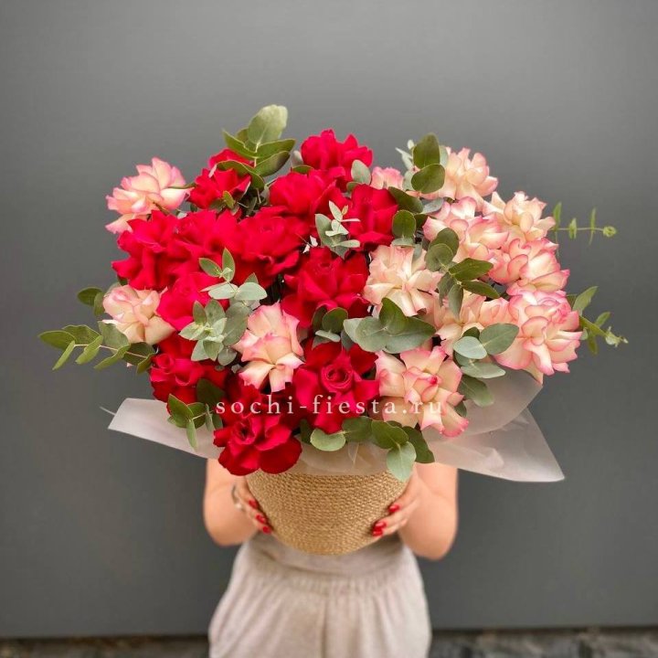 25 Французских роз в джутовом кашпо  в Твери