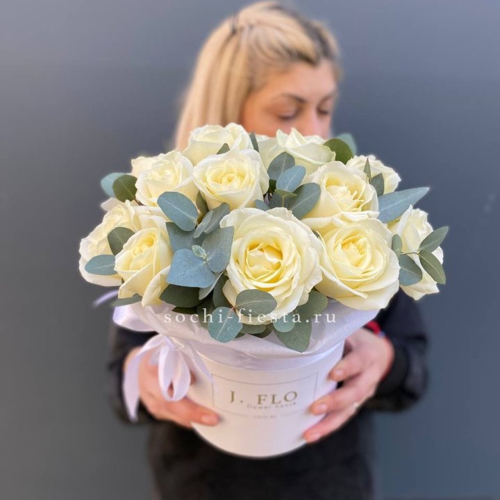 15 белых роз в боксе в Твери