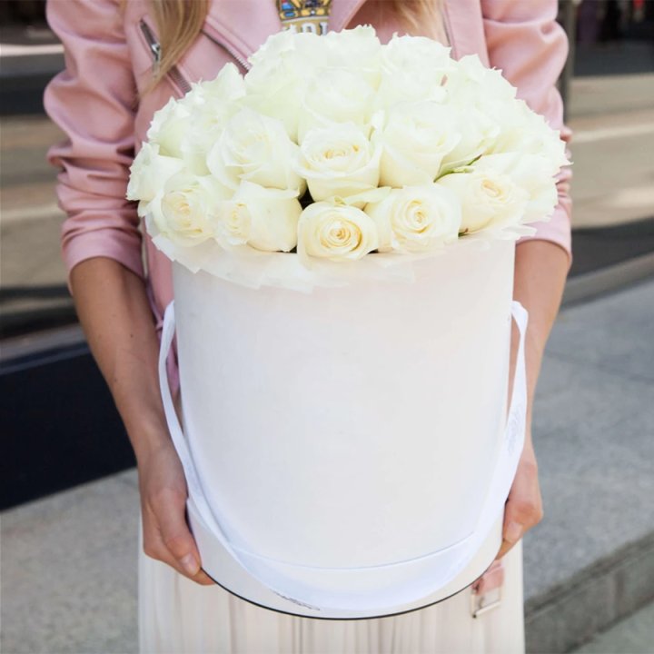 35 белых роз в цилиндре в Твери