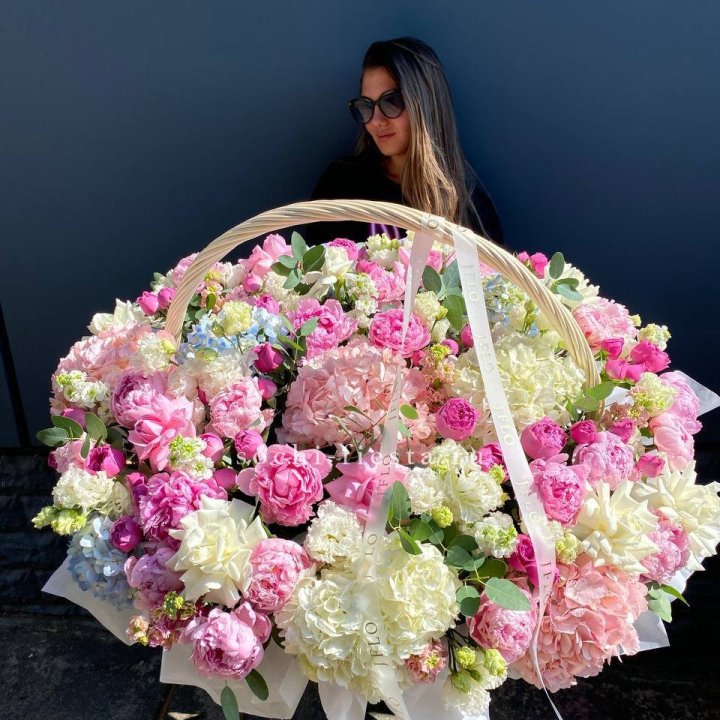 Цветочная корзина из пионов и пионовидных роз "Перфекте" в Твери