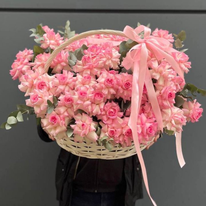 51 розовая роза в корзине в Твери