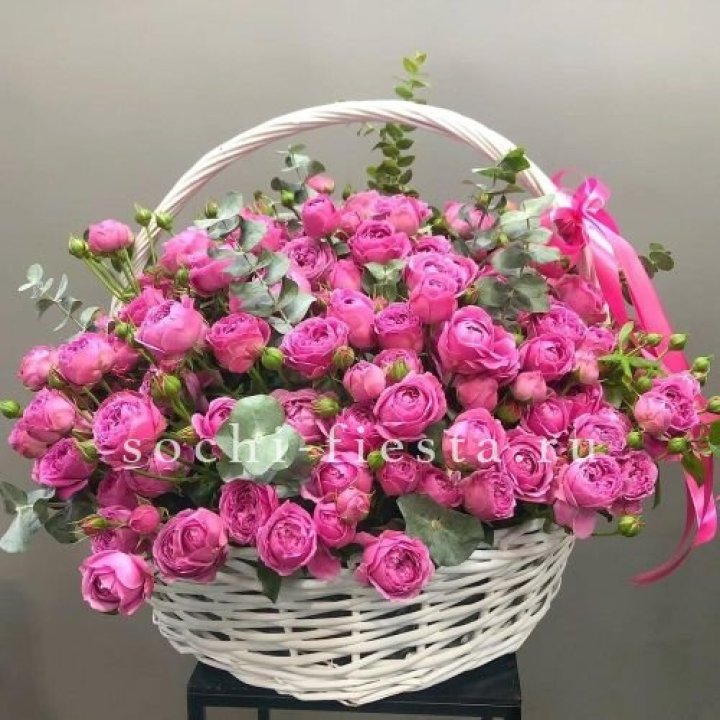 65 пионовидных кустовых роз в корзине в Твери