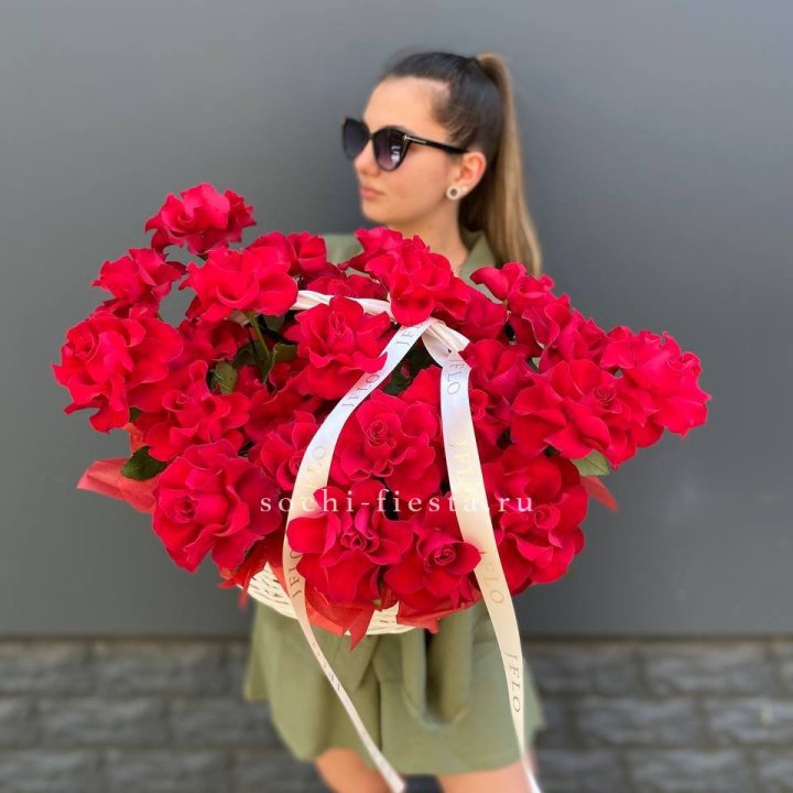 Красные французские розы в корзине в Твери