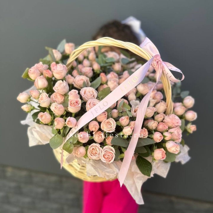 Корзина кустовых пионовидных роз в Твери